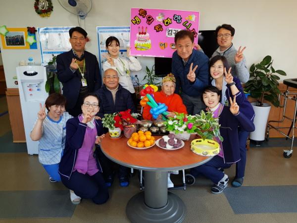 누리방 김귀심 어르신 생신잔치 이미지